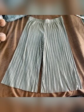 Pleated Wide Leg Capris